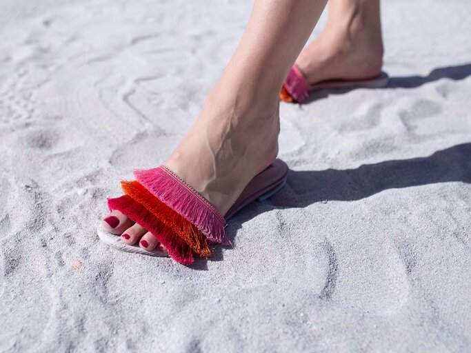 Bunte Sandalen mit Fransen | © Getty Images | Matthew Sperzel 