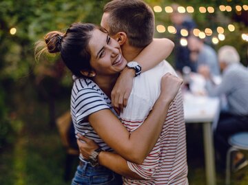 Ein Paar feiert seinen Hochzeitstag.  | © iStock | AleksandarNakic