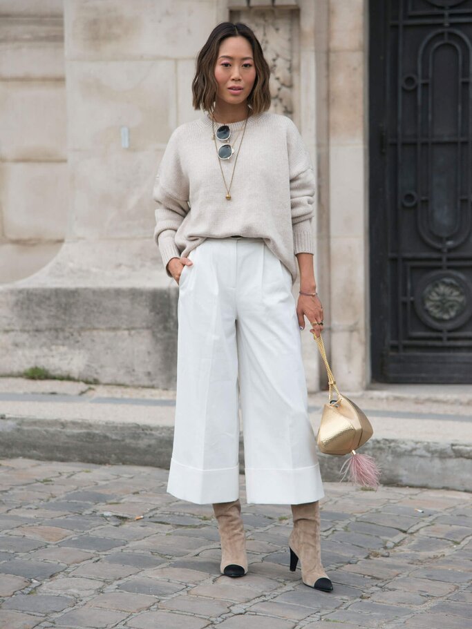 Aimee Song in einem beigefarbenen Outfit mit Culotte | © Getty Images | Kirstin Sinclair 