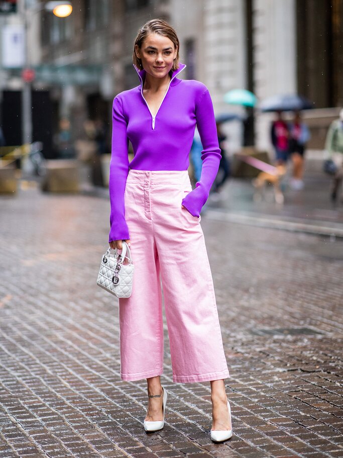 Bambi Northwood Blyth in einer rosafarbenen Culotte  | © Getty Images | Christian Vierig