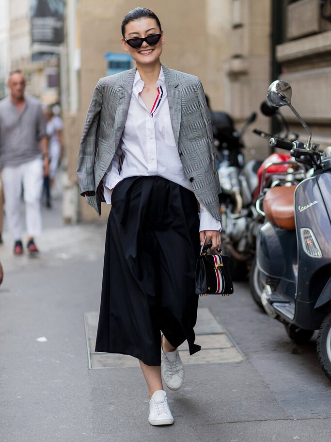 Culotte business-like gestylt mit weißer Bluse und Karoblazer | © Getty Images | Christian Vierig