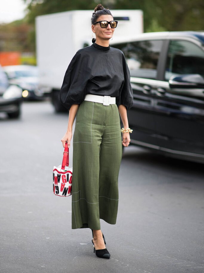 Giovanna Battaglia in einer edlen Culotte-Kombi | © Getty Images | Timur Emek