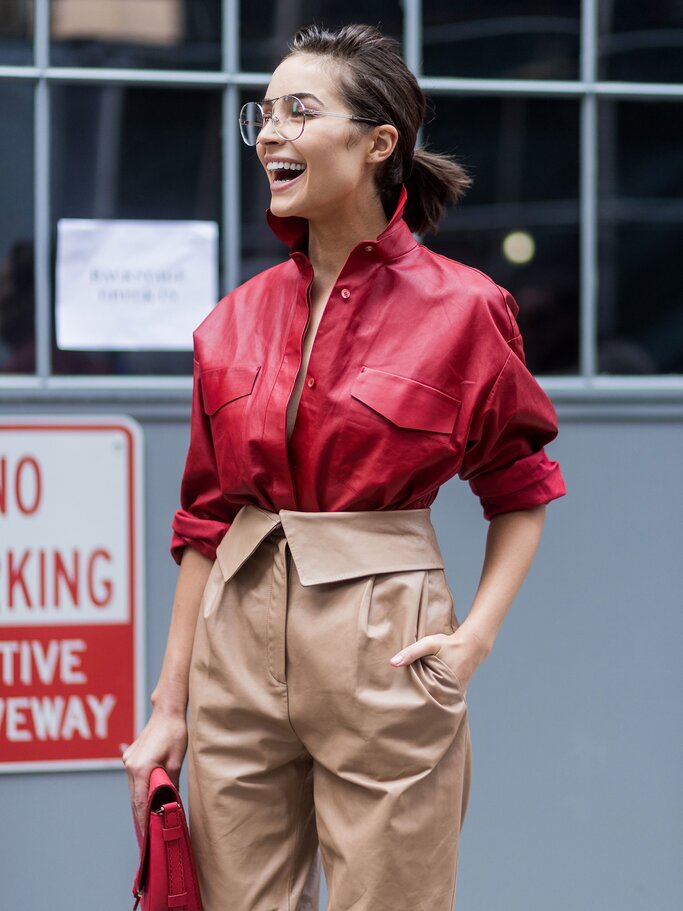 Auch im Office sind Paperbag-Hosen stylische Begleiter | © Getty Images | Christian Vierig