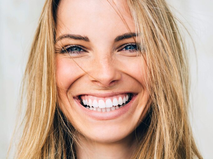 Hübsche Frau mit bezauberndem Lächeln  | © iStock | mihailomilovanovic