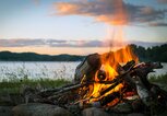 Sommer Lagerfeuer und See bei Sonnenuntergang  | © iStock | Onfokus