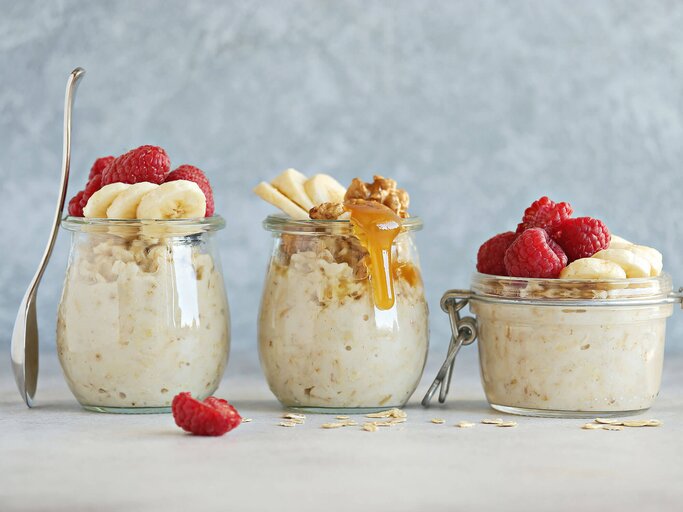 Macht sich quasi von selbst über Nacht - Overnight Oats. | © iStock | los_angela