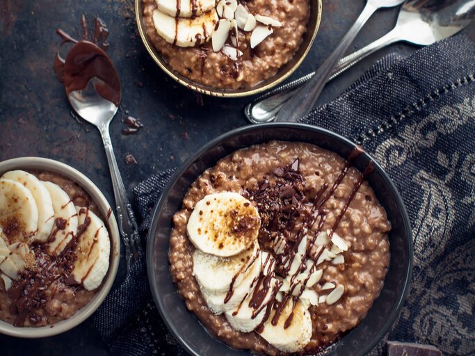 Schoko-Porridge mit Banane und Zimt | © iStock | HannesEichinger