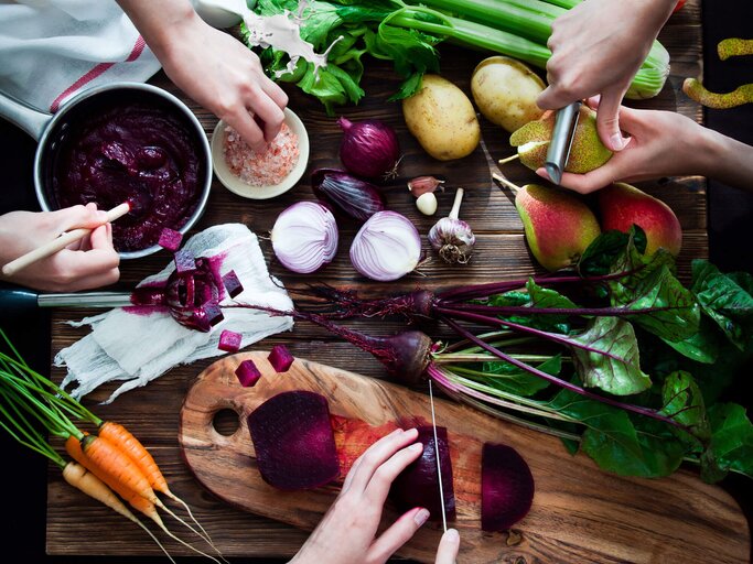 Arbeitsfläche mit frischem Obst und Gemüse  | © iStock | letterberry