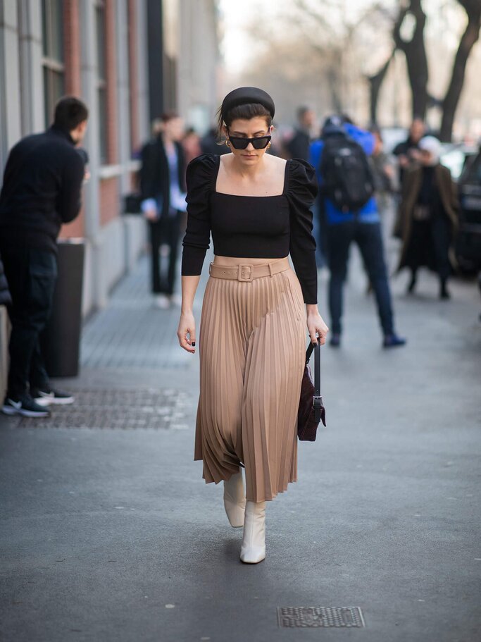 Carola Pojer kombiniert ein schmal geschnittenes Crop Top mit Puffärmeln zur Plissee-Culotte. | © Getty Images | Christian Vierig