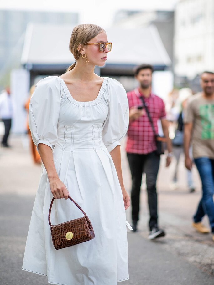 Lange Kleider mit Puffärmeln sind das Keypiece im Sommer 2019. | © Getty Images | Christian Vierig