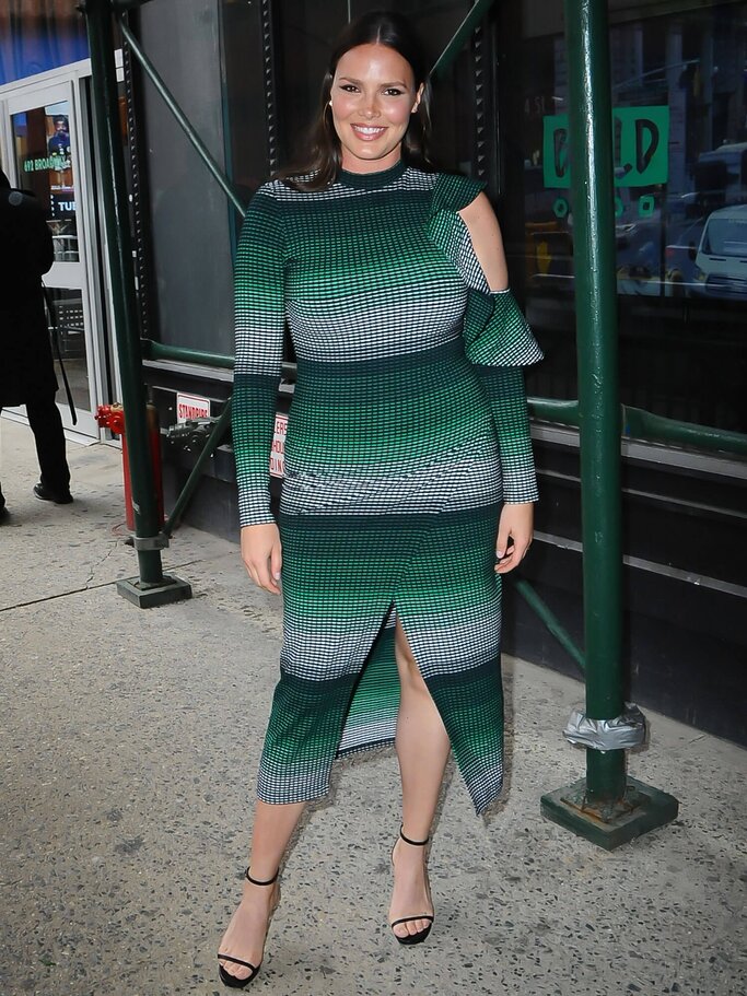 Candice Huffine in einem Strickkleid | © Getty Images | Raymond Hall 