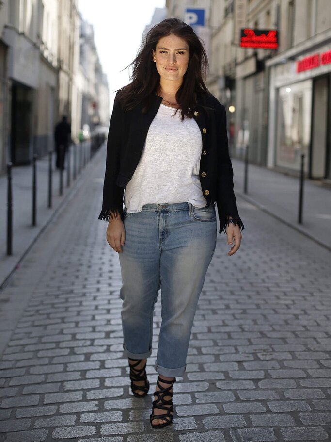 Clementine Desseaux zeigt einen lässigen Curvy-Style mit Jeans und T-Shirt | © Getty Images | THOMAS SAMSON