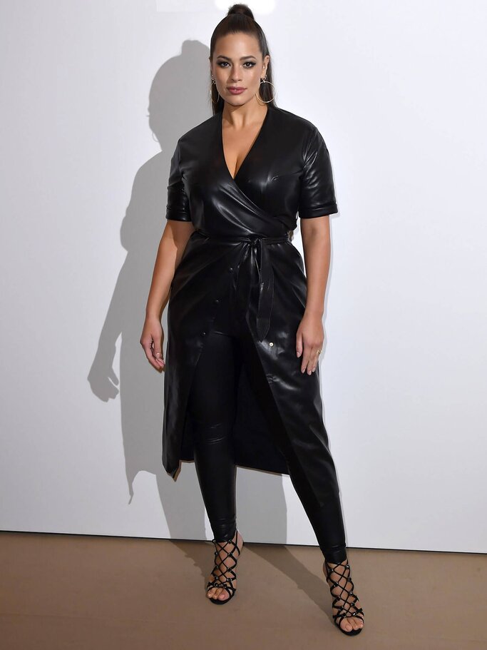 Ashley Graham in einem curvy Leder-Look  | © Getty Images | Kristy Sparow