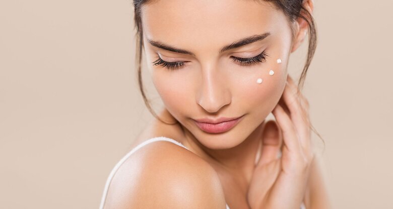 Beauty face with moisturizer | © iStock | Ridofranz