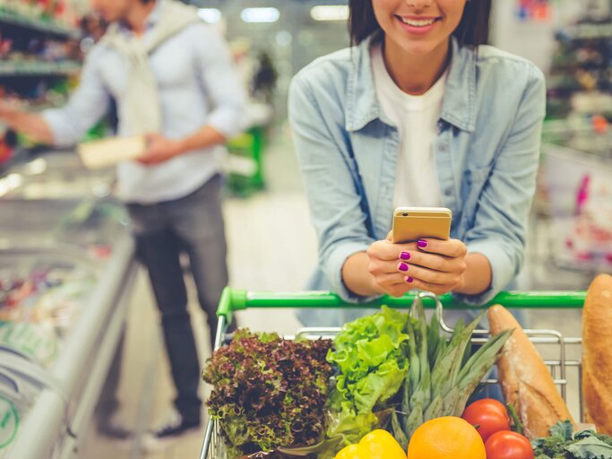 Frau im Supermarkt mit Einkaufswagen | © iStock | GeorgeRudy