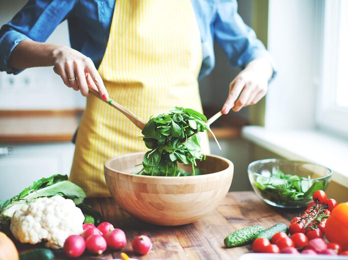 Fraum die gerade einen frischen Salat zubereitet | © iStock | yulkapopkova