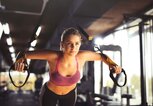 Frau beim TRX-Training | © iStock | Emir Memedovski