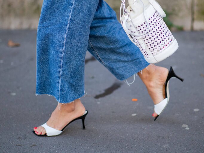 Wide Leg Jeans mit ausgefranstem Saum | © Getty Images | Christian Vierig