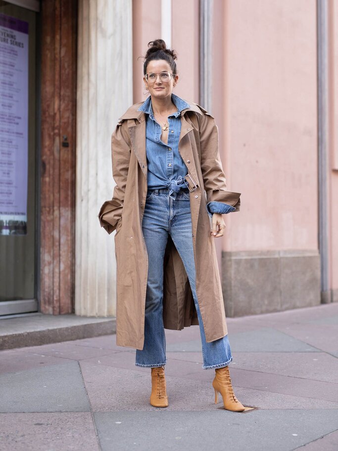 Frau im coolen Jeans-Streetstyle | © Getty Images | Matthew Sperzel