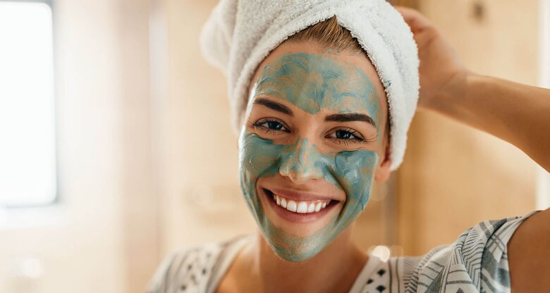 Schöne Frau mit Gesichtsmaske | © iStock | bernardbodo