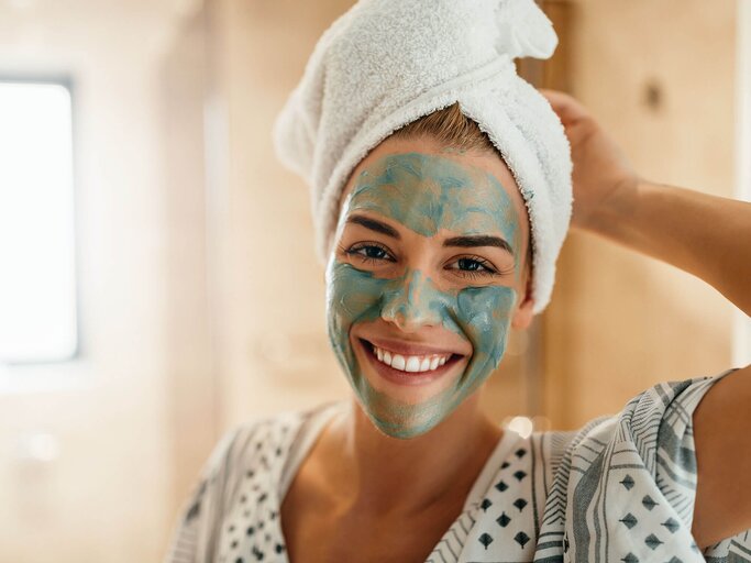 Schöne Frau mit Gesichtsmaske | © iStock | bernardbodo