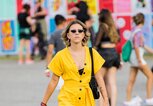 Festival Outfit mit gelbem Jumpsuit beim Lollapalooza Brazil Music Festival at Interlagos Racetrack on April 05, 2019 in Sao Paulo, Brazil | © Getty Images | Mauricio Santana