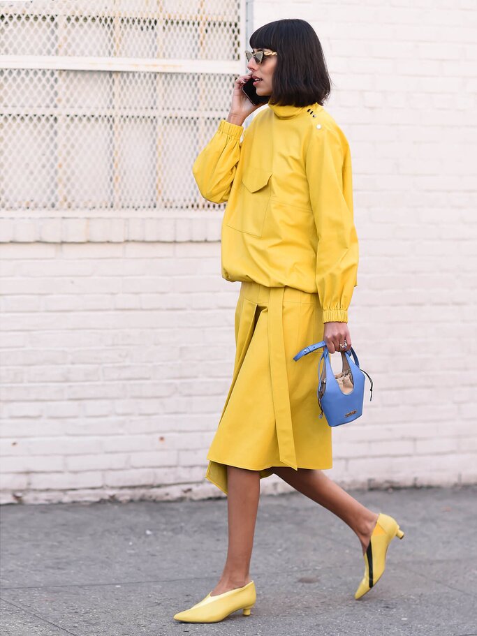 Street Style: gelbes Tibi Outfit | © Getty Images | Daniel Zuchnik