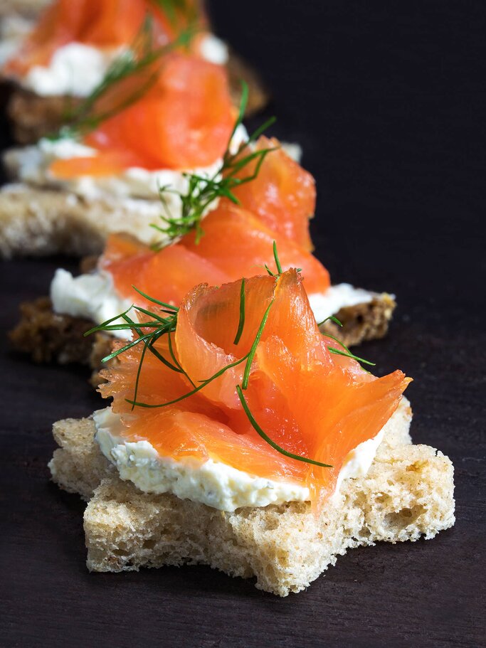 Lachs-Häppchen auf Brot-Sternen | © iStock | fermate