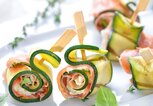 Zucchini-Röllchen mit Schinken | © iStock | kabVisio