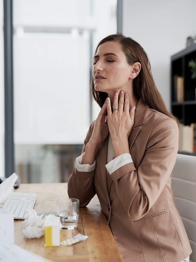 Frau mit Halsschmerzen | © iStock | PeopleImages