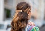Frisur mit Haarspange | © Getty Images | Christian Vierig