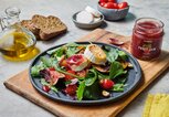 Ziegenkäse-Salat mit fruchtigem Topping | © foodspring