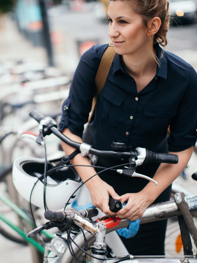 Frau mit Fahrrad | © iStock | AleksandarNakic