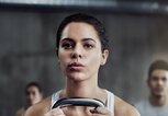 Frau beim Training mit der Kettlebell | © iStock | Cecilie_Arcurs