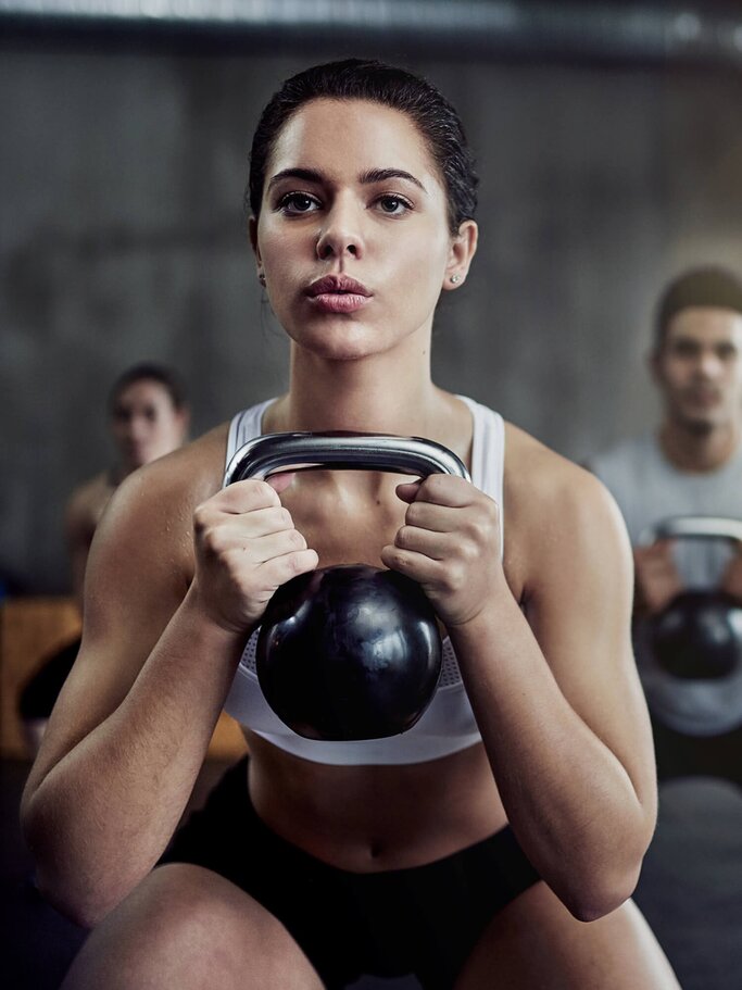 Frau beim Training mit der Kettlebell | © iStock | Cecilie_Arcurs