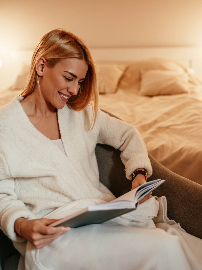 Frau liest ein Buch vor dem Schlafengehen | © iStock | bernardbodo