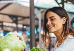 Frau am Gemüsestand | © iStock | Obradovic