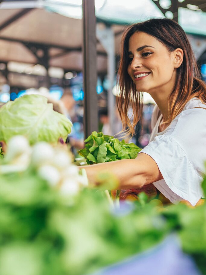 Frau am Gemüsestand | © iStock | Obradovic