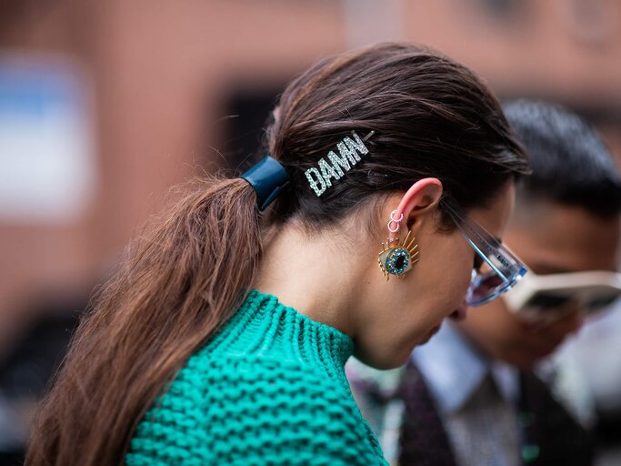 Haarschmuck mit Message | © Getty Images | Christian Vierig