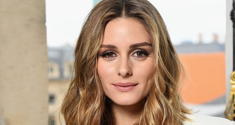 Olivia Palermo mit Beach Waves und gesträhnten Haaren | © Getty Images | Pascal Le Segretain