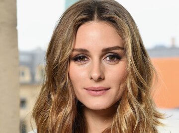 Olivia Palermo mit Beach Waves und gesträhnten Haaren | © Getty Images | Pascal Le Segretain