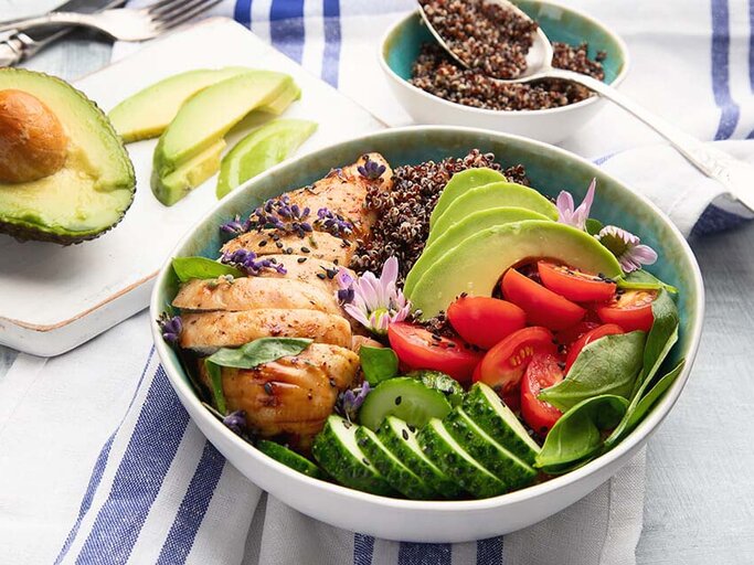 Buddha Bowl mit Hähnchen, Avocado und Quinoa | © iStock | bit245