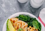 Buddha Bowl mit Avocado, Hähnchen und Quinoa | © iStock | wmaster890