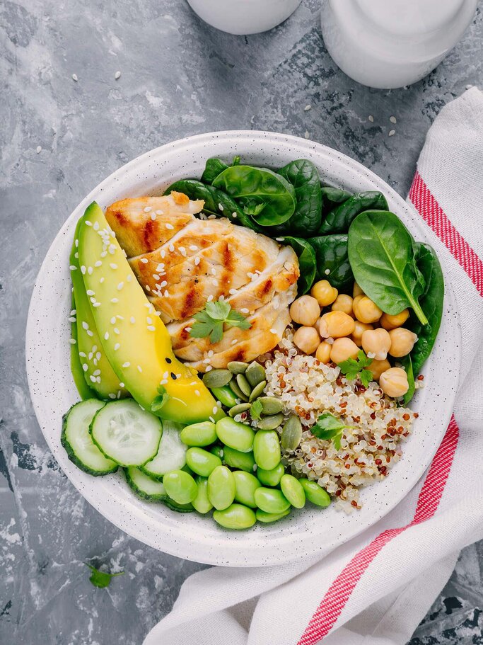 Buddha Bowl mit Avocado, Hähnchen und Quinoa | © iStock | wmaster890