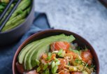 Hawaiianische Ahi Poke Bowl mit Lachs | © iStock | AnastasiaNurullina