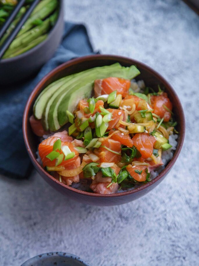 Hawaiianische Ahi Poke Bowl mit Lachs | © iStock | AnastasiaNurullina