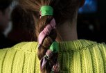 Flechtfrisur mit Haarband | © iStock | Ian Gavan/BFC 