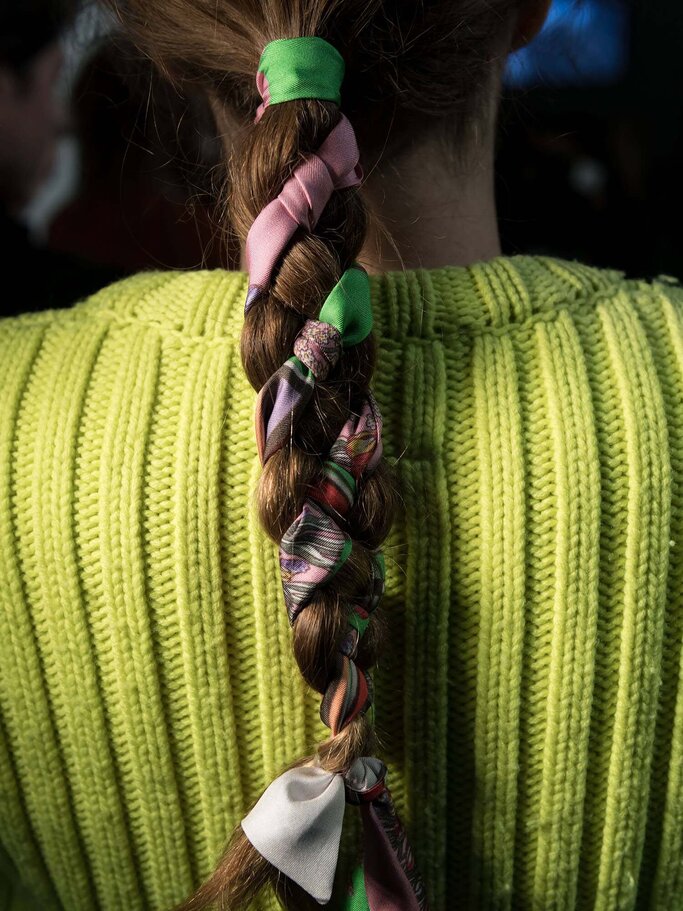 Flechtfrisur mit Haarband | © iStock | Ian Gavan/BFC 