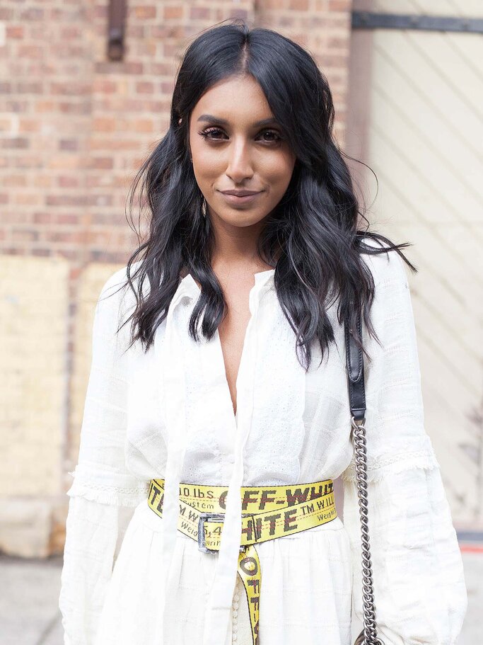 Fashion Blogger Freddy Harper mit Beach Waves Frisur | © Getty Images | Merilyn Smith