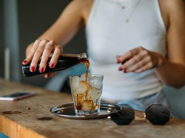 Frau gießt sich einen Cold Brew Kaffee ein | © iStock | hsyncoban